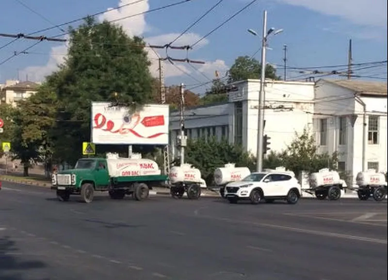 По Севастополю запустили 20-метровый автопоезд с квасом