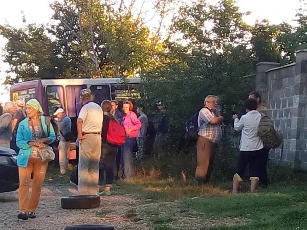 Автобус с пассажирами в Севастополе потерял управление и врезался в забор