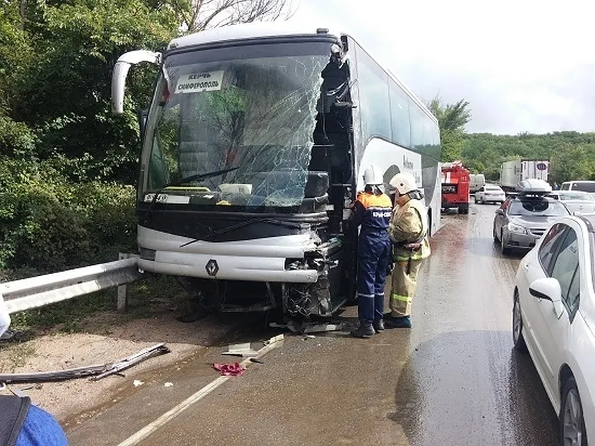 Под Судаком автобус с пассажирами врезался в грузовик