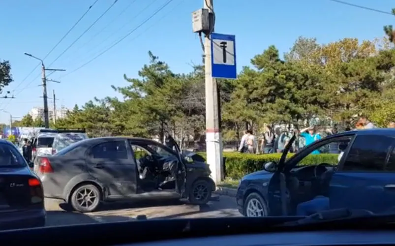 В Севастополе водитель иномарки врезался в дерево и попал в больницу