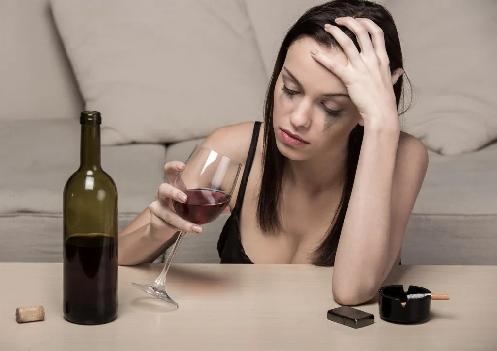 "Не стоит топить алкоголем". Осенняя депрессия и как с ней бороться