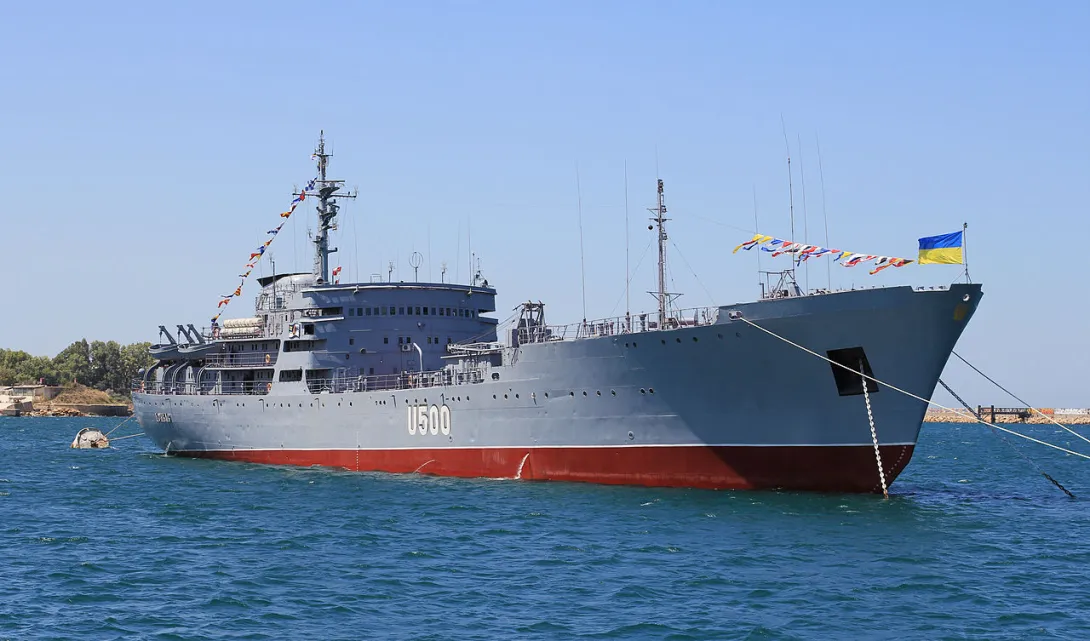 Два корабля ВМС Украины "Донбасс" и "Корец" вошли в Керчь-Еникальский канал