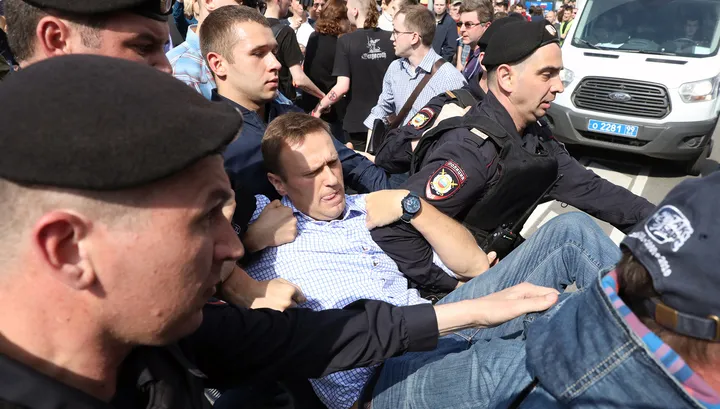 Навального освободили и снова задержали
