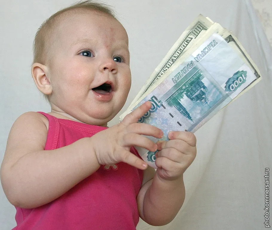 Выплату пособий на детей предложили продлить до трех лет 