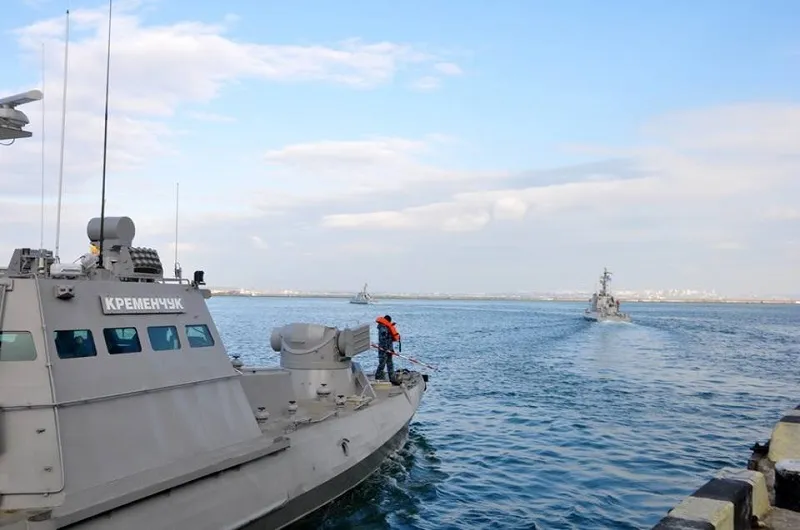 Над невидимым ржавым флотом Украины смеются в Крыму