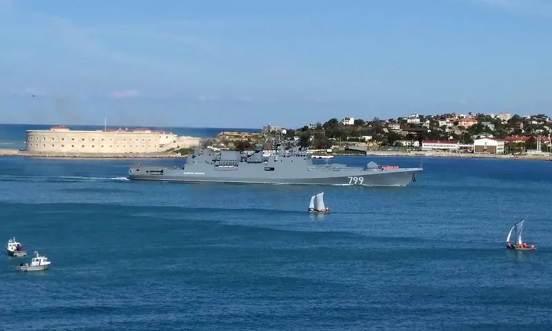 Новейший фрегат «Адмирал Макаров» впервые пришел в Севастополь