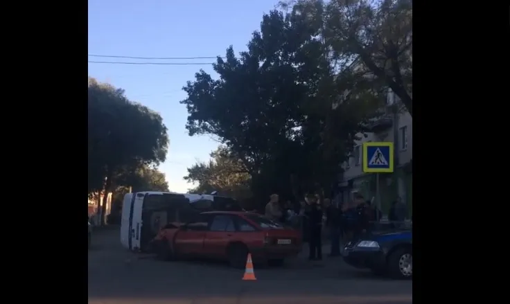 На перекрёстке в Крыму снесли машину полиции