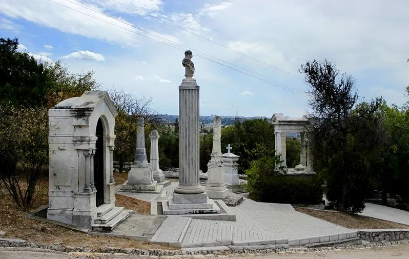 Компания, желавшая строить амфитеатр на Братском кладбище, стала банкротом