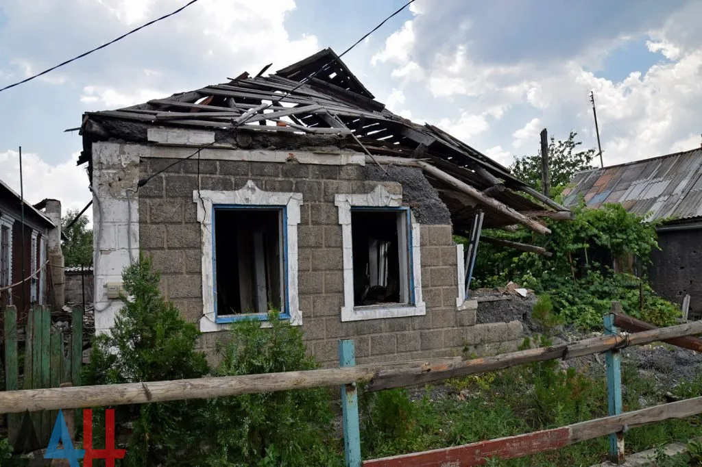 Восемь домов и ЛЭП повреждены в Донецке и селе Саханка из-за обстрелов со стороны ВСУ