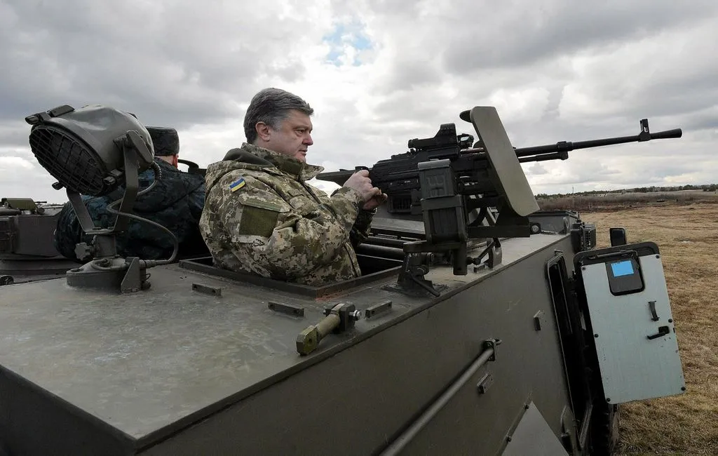 Порошенко разрешил ВСУ открывать огонь в Донбассе из всего, что стреляет 