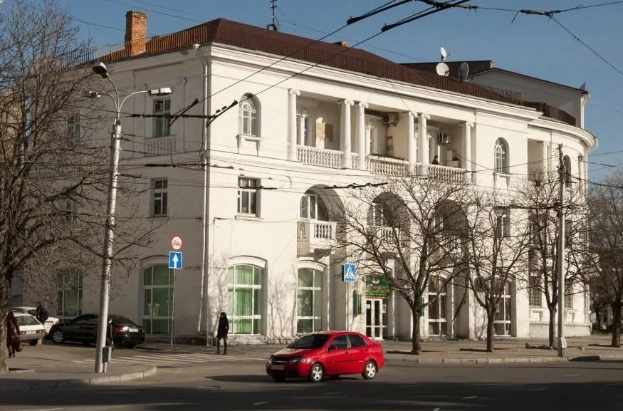 Главная детская библиотека Севастополя остаётся под замком