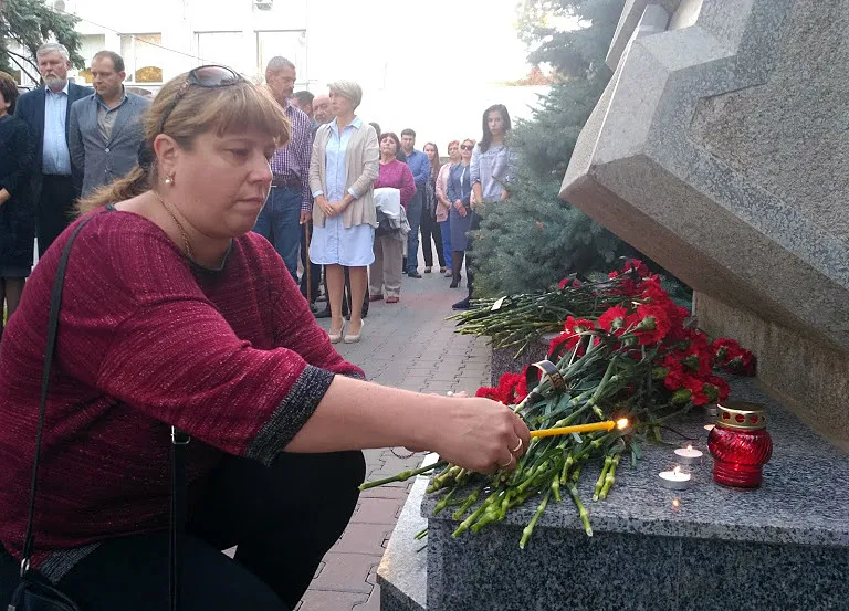 Севастопольцы скорбят о жертвах трагедии в Керчи 