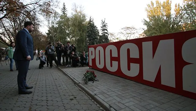 Жители Донецка несут цветы в центр города в знак скорби по погибшим в Керчи