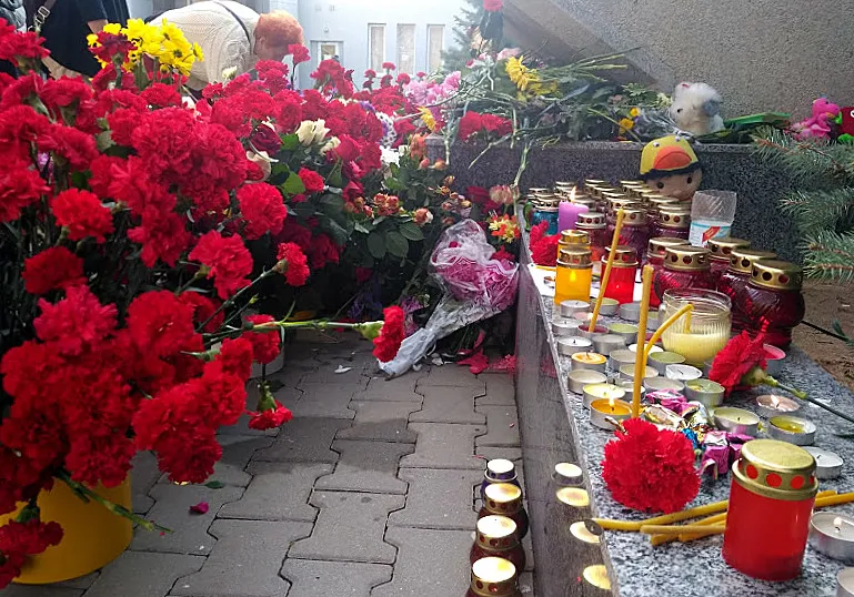 Севастопольцы продолжают нести цветы к обелиску «Керчь» на Аллее городов-героев