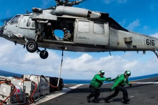 Американский военный вертолет упал на палубу авианосца – СМИ