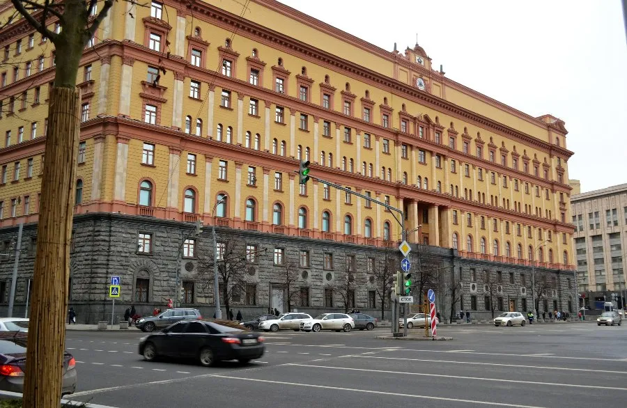 В Москве задержали двух мужчин, закидавших яйцами здание ФСБ