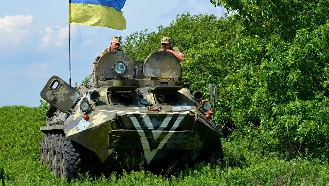 Украинские силовики подвозят тяжелое вооружение в Донбасс, заявили в ЛНР