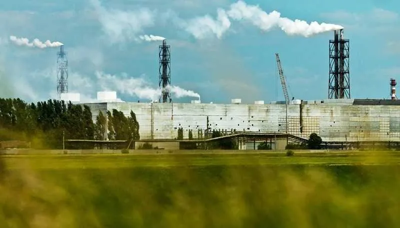 На севере Крыма набирает мощность химический завод
