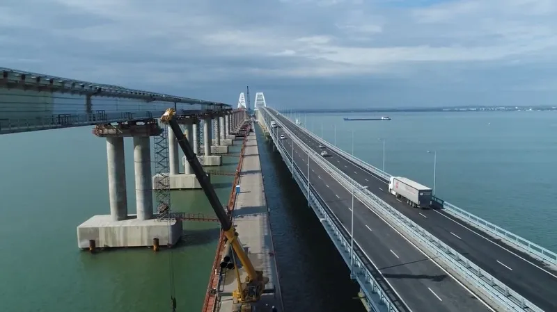 Строители достали из моря слетевший пролёт Крымского моста