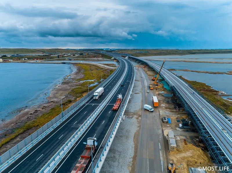 По Крымскому мосту проехали миллионы машин