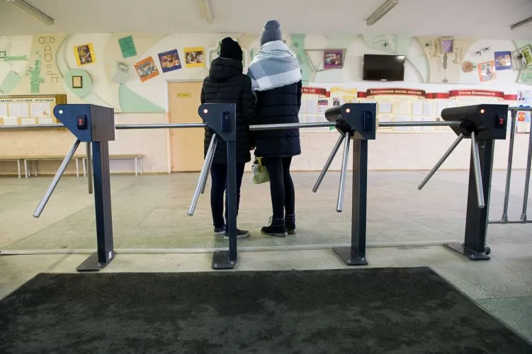 В школах и вузах России появятся тревожные кнопки