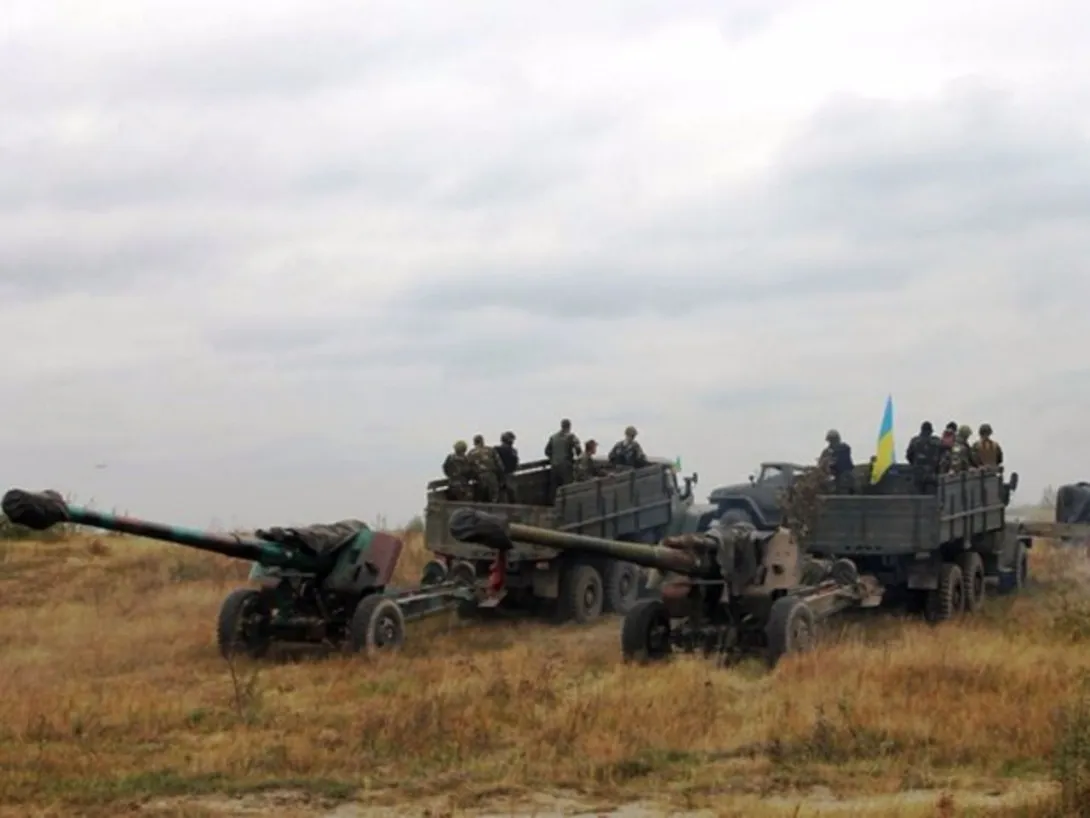 ВСУ подвозят боеприпасы к линии фронта в Донбассе