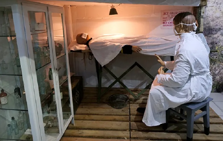 Ангелы в белых халатах: в Севастополе открылась выставка, посвящённая военным медикам