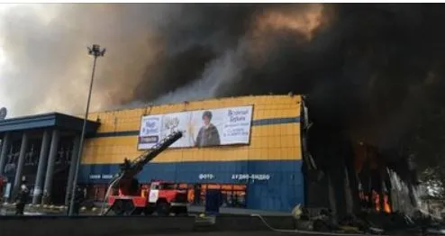 В Петербурге частично обрушилась кровля горящего гипермаркета