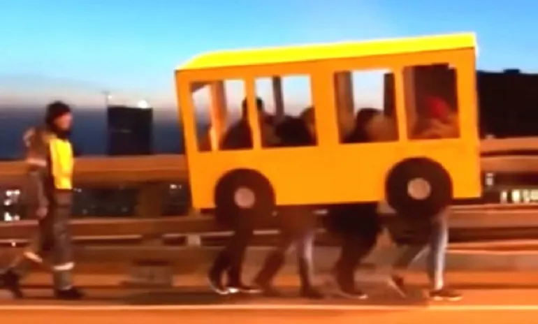 В Севастополе замечен прославившийся желтый автобус