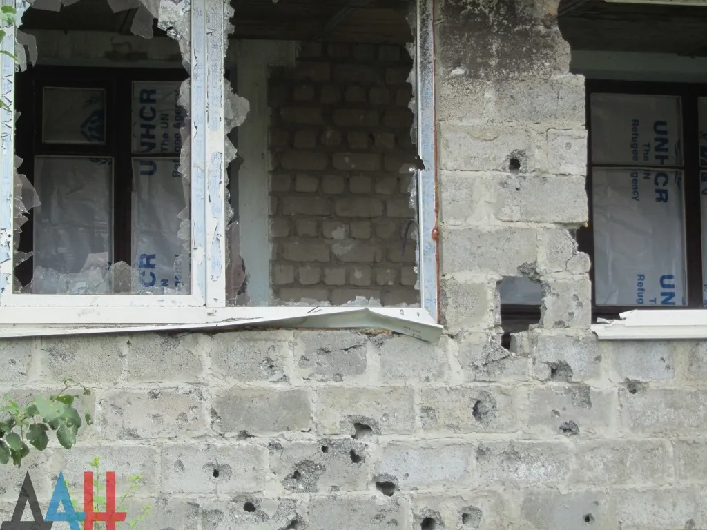 Огнем со стороны украинской армии на севере Горловки повреждены два частных дома