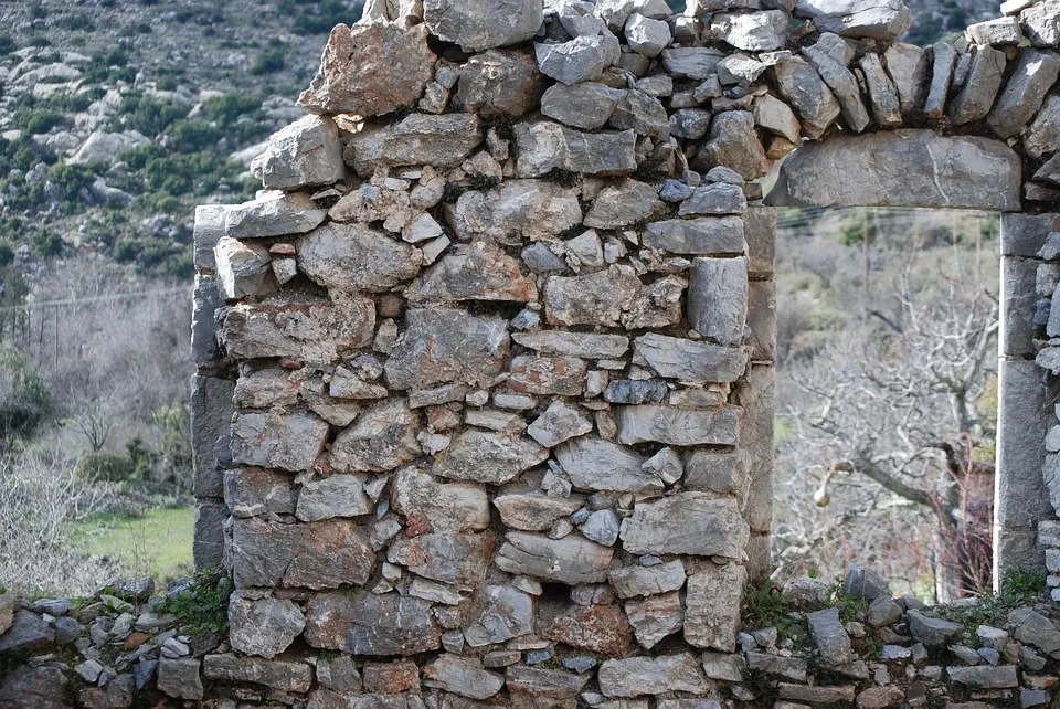 В Севастополе на руинах IV века до н.э. живут бомжи