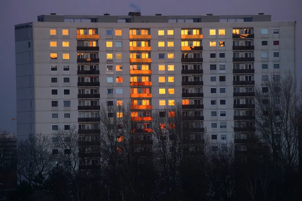 В Севастополе из-за пожара в многоквартирном доме эвакуировали жильцов