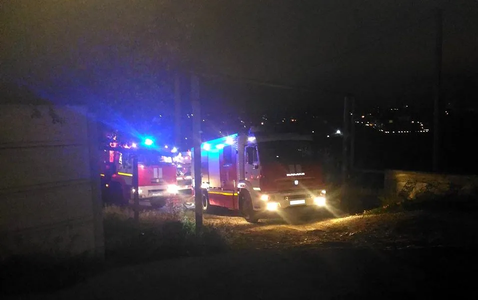 Шесть машин МЧС тушили ночной пожар в Севастополе