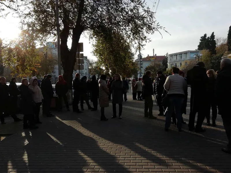 Севастопольцы вышли на улицы защищать Матросский бульвар 