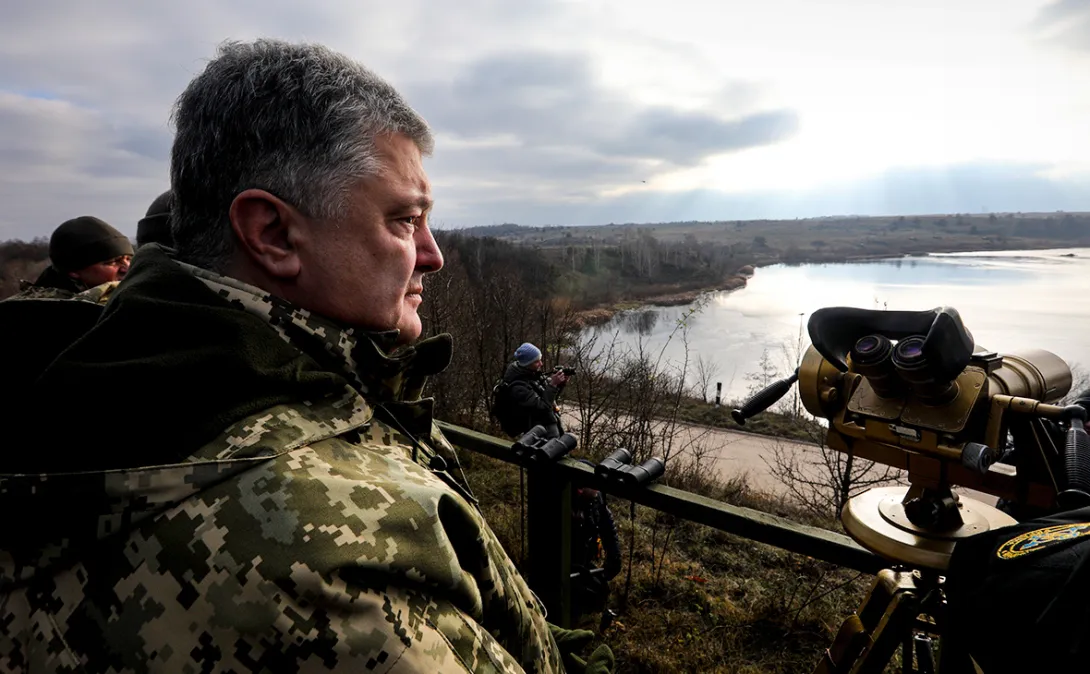 Порошенко заявил о переброске десантников к границе с Россией