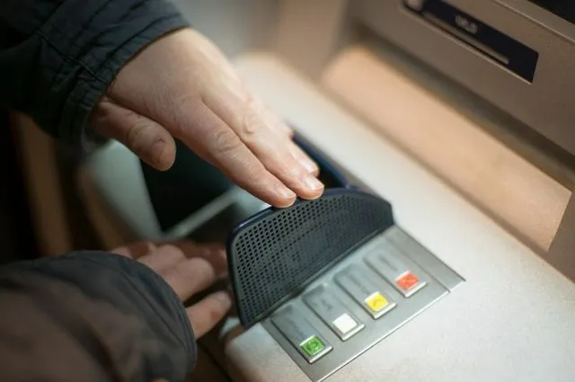 Сбербанк ограничил перевод средств на кредитки по номеру телефона