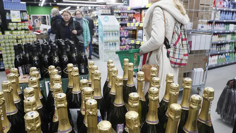 Депутат предложил разрешить продажу шампанского в ночь на Новый год