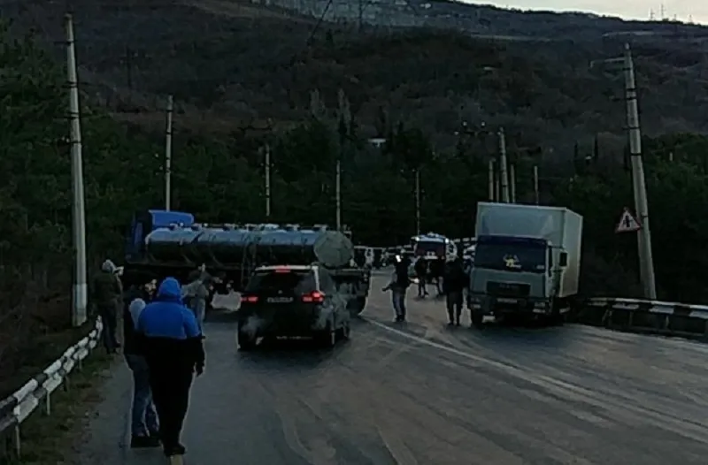 Восемь авто столкнулись на обледеневшей трассе в Крыму