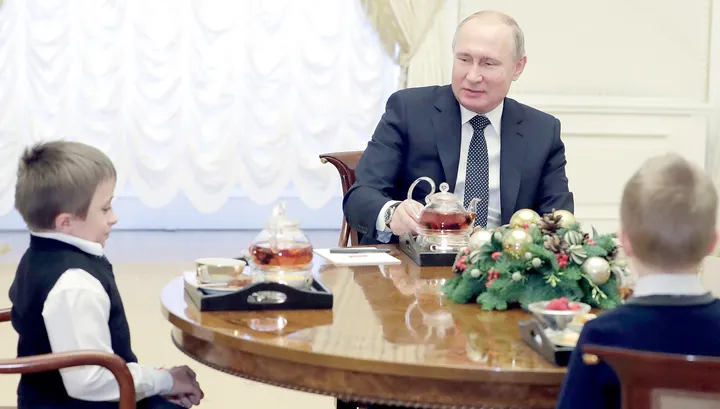 Путин встретился с мальчиком, которому обещал полет на вертолете