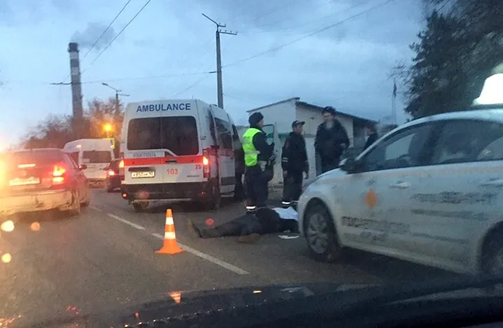 В Севастополе под колёсами Mercedes погиб мужчина и перевернулся автомобиль 
