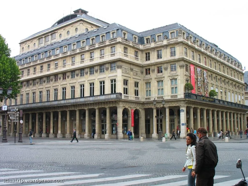 В парижский театр пытались прорваться 300 мигрантов
