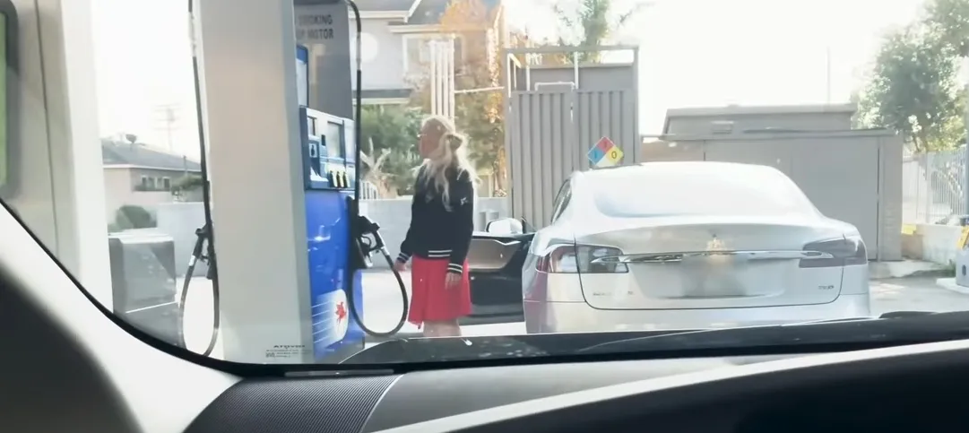 Видео: Блондинка пытается заправить Tesla бензином