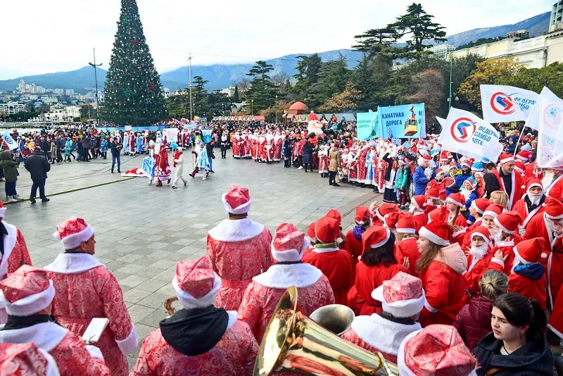 Сотни Дедов Морозов и Снегурочек прошлись парадом по Ялте