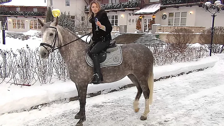 Поклонская верхом на коне поздравила россиян с Новым годом