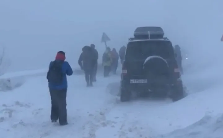 На крымской горе, куда поехали сотни человек, сошли лавины