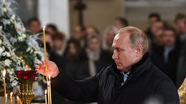 Путин встретил Рождество в Спасо-Преображенском соборе Петербурга
