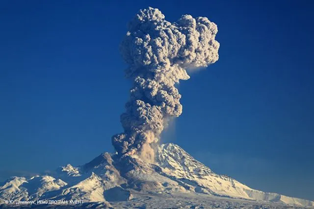 На вулкане Шивелуч на Камчатке произошло два мощных пепловых выброса