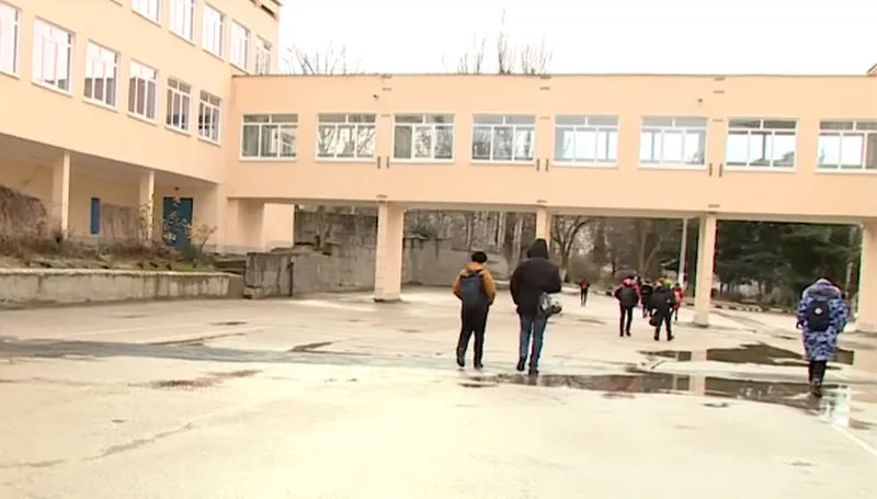 В севастопольской школе после капремонта замерзают дети