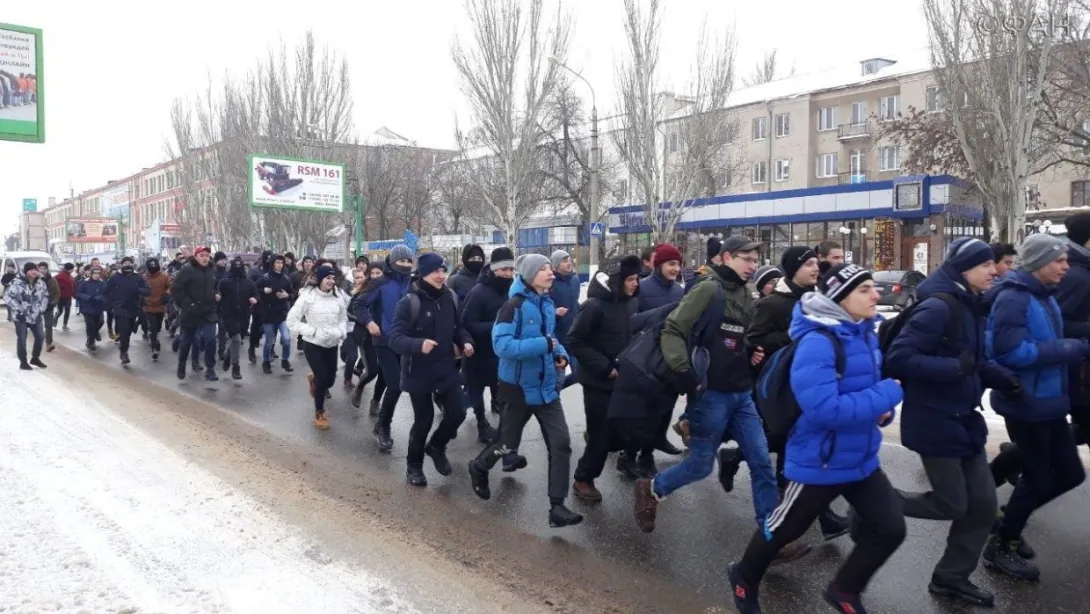 Казаки из Крыма поучаствовали в традиционной «Русской пробежке» в Луганске
