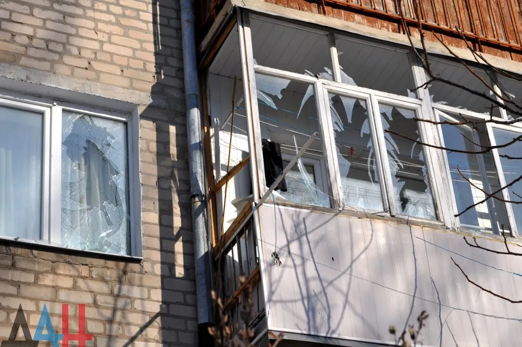 Многоквартирный дом поврежден обстрелом со стороны украинской армии в Докучаевске – СЦКК
